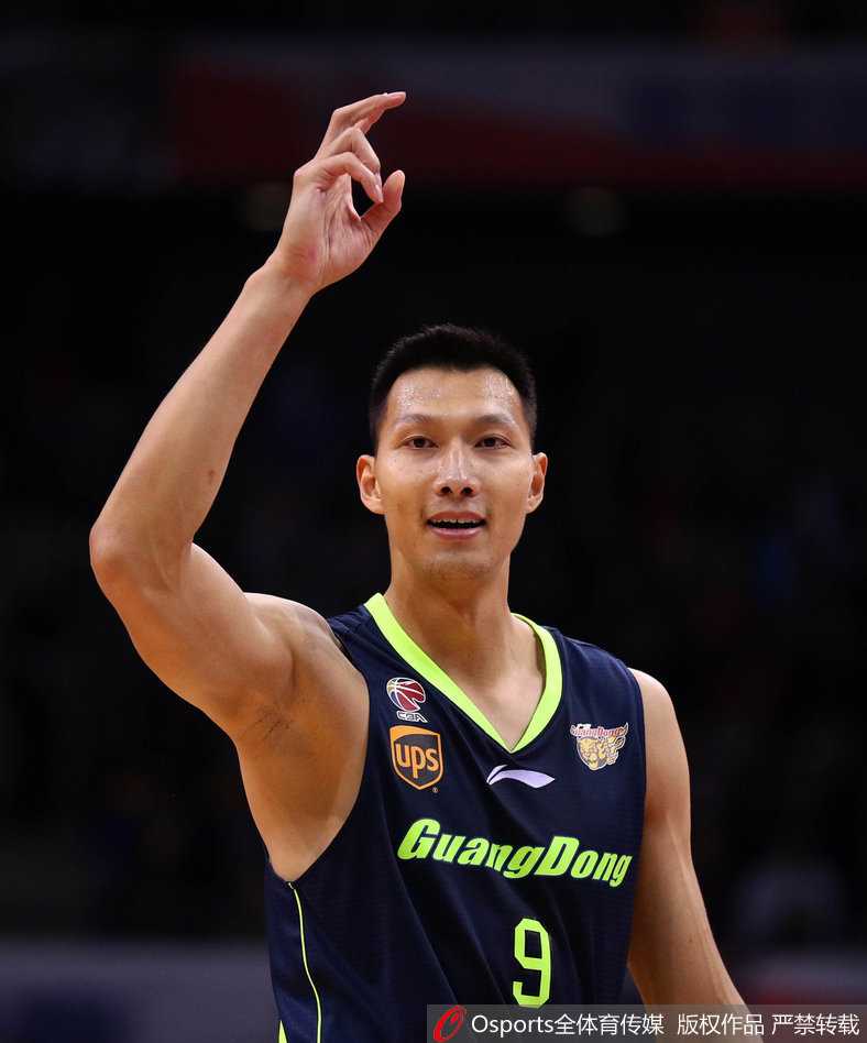 半决赛激战深圳下起三分雨 广东宏远客场吞苦果 深圳队顾全在三分线外果断出手,篮球划过一道完美弧线,他霸气外露地目送篮球入网,点燃了全场球迷的热情。