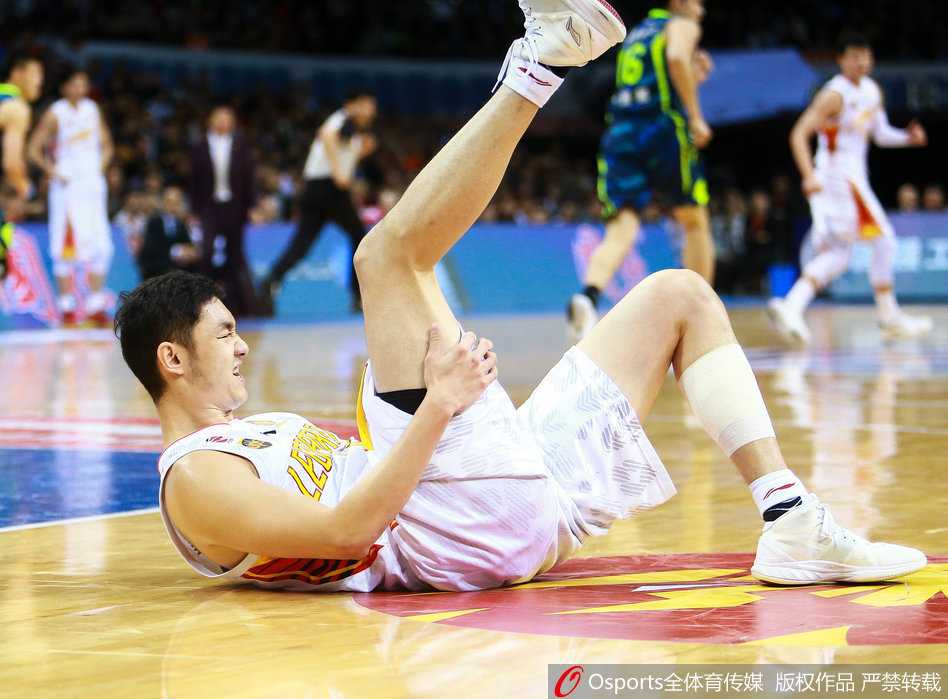 半决赛激战深圳下起三分雨 广东宏远客场吞苦果 深圳外援杰里米-帕戈篮下以一敌多,强行突破上篮,身体在空中完全舒展,展现了超强的个人能力和终结比赛的决心。