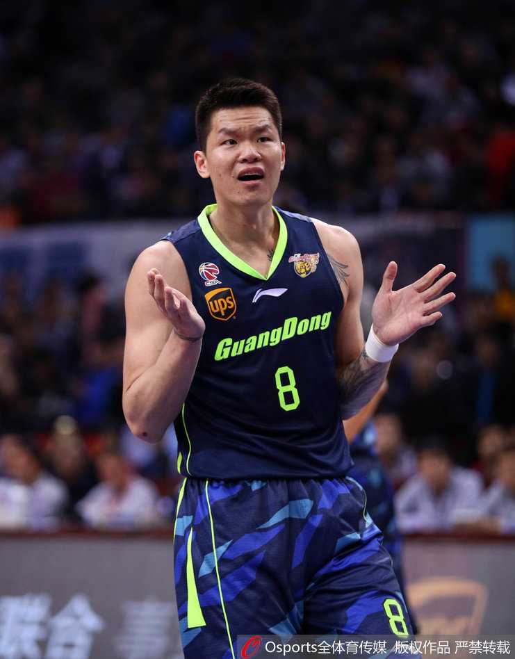 半决赛激战深圳下起三分雨 广东宏远客场吞苦果 广东队陈江华在拼抢倒地后起身,手指前方大声向裁判解释,脸上写满了无辜与不解,对这次判罚充满疑问。