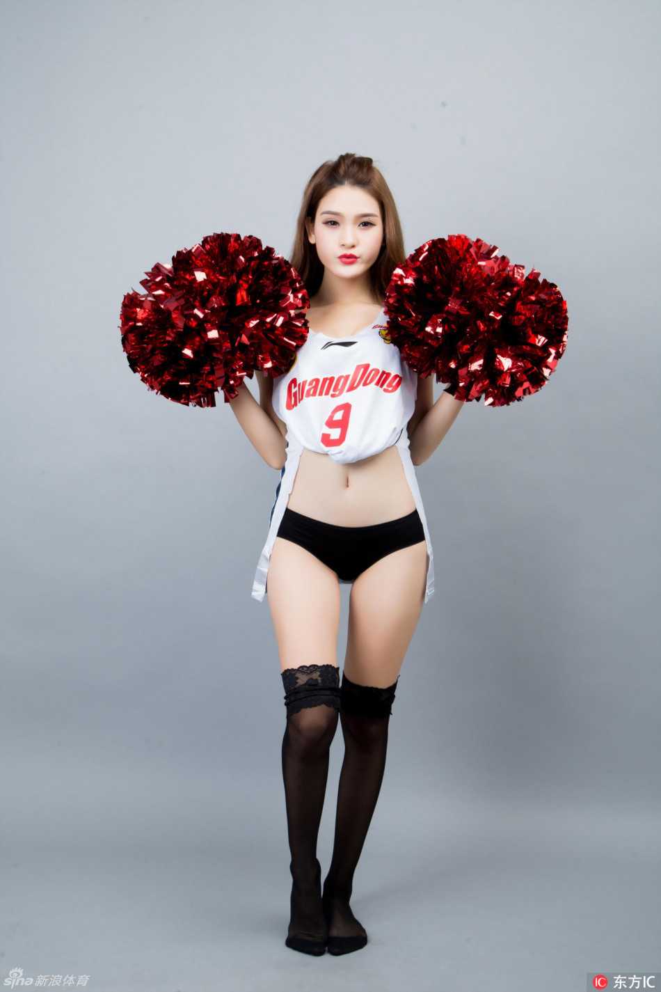 华南虎主场绽放巾帼红,篮球宝贝舞动东莞燃爆逆袭希望 两位青春洋溢的篮球宝贝在赛场边相视而笑,她们扎着利落的马尾,身穿深色助威服,笑容如同春日阳光,试图融化新疆队带来的寒冷比分。