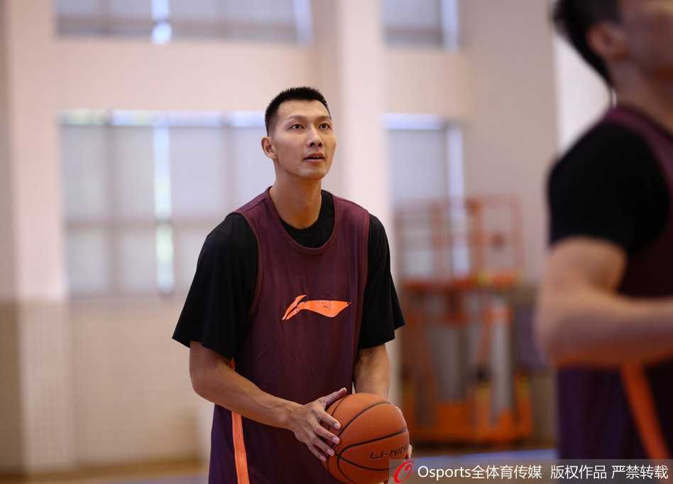 赵睿在训练中持球快速推进，年轻的国字号后卫像一道黑色的闪电划破球场，他的成长速度，将决定宏远未来后场的高度。