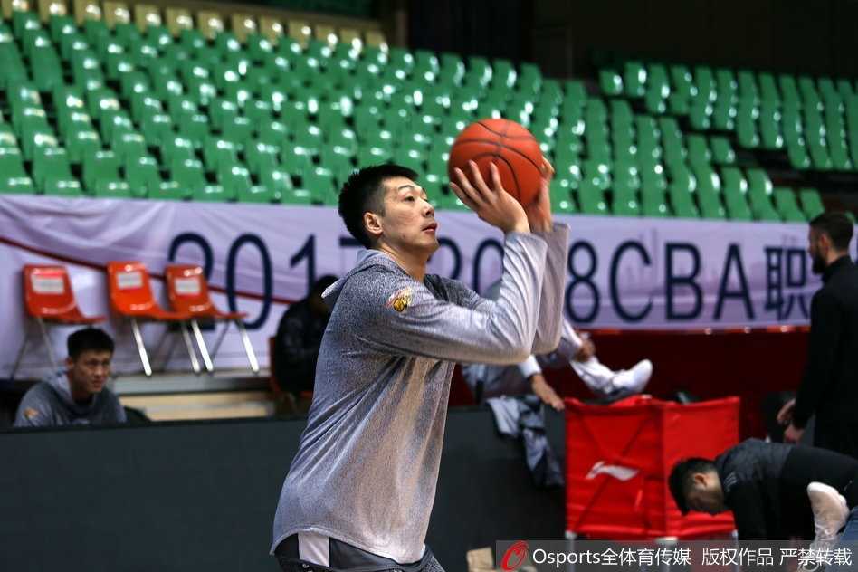 华南虎厉兵秣马迎恶战 易建联挥汗如雨扛重任 易建联在低位要球后背身单打防守球员,他肌肉紧绷,利用扎实的脚步动作寻找转身空间,防守球员全力以赴顶防,对抗激烈。