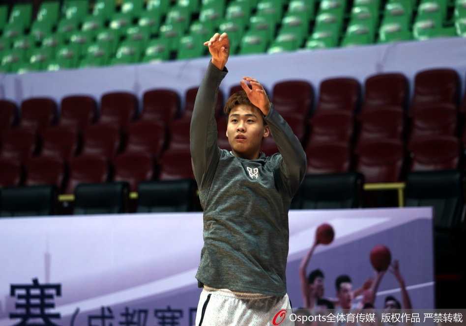 华南虎厉兵秣马迎恶战 易建联挥汗如雨扛重任 广东宏远训练馆内气氛热烈,核心易建联在折返跑后停下脚步,用毛巾擦拭如雨汗水,眼神依旧专注地盯着球场另一端的战术演练。