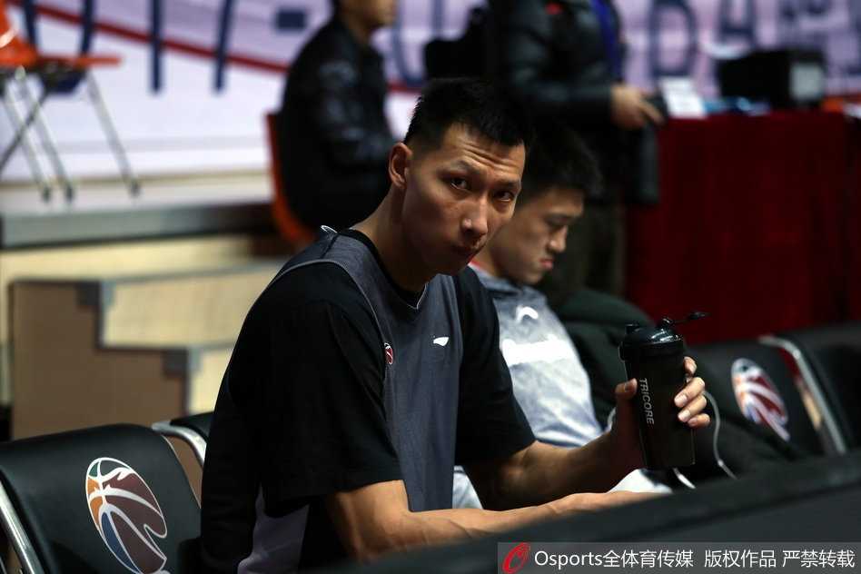 华南虎厉兵秣马迎恶战 易建联挥汗如雨扛重任 队友在一旁练习运球突破,易建联则站在篮下稍作调整,他拿起放在地上的大号水壶,仰头畅饮,喉结上下滚动,汗水沿着脸颊滑落。
