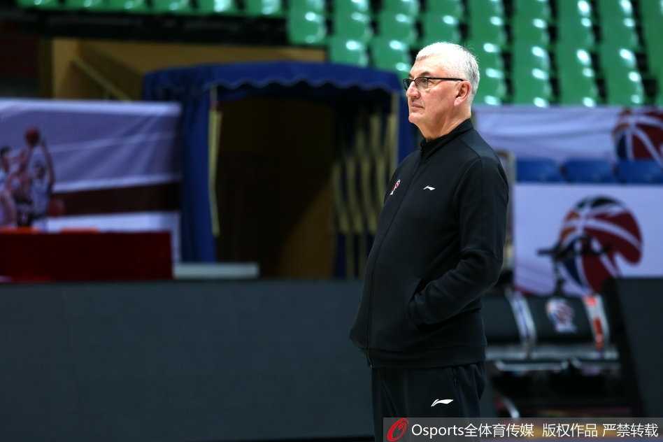 华南虎厉兵秣马迎恶战 易建联挥汗如雨扛重任 在一次死球间隙,易建联双手撑膝,大口喘着粗气,额头上的汗珠清晰可见。场边的助理教练正在向他比划着下一次进攻的战术手势。