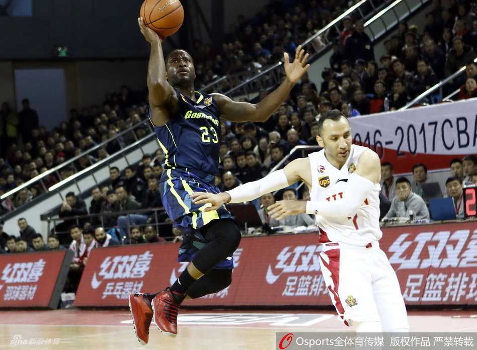 华南虎啸巅峰岁月:回看粤旅铁骑的篮下狂飙 斯隆面对两人包夹毫无惧色,运球强行突破,人缝中寻找生机