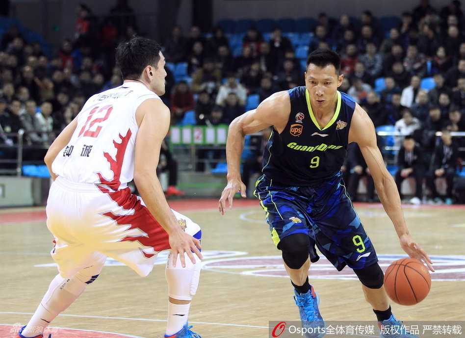 华南虎啸巅峰岁月:回看粤旅铁骑的篮下狂飙 易建联单手挂框,身体在空中形成一张拉满的弓,霸气尽显