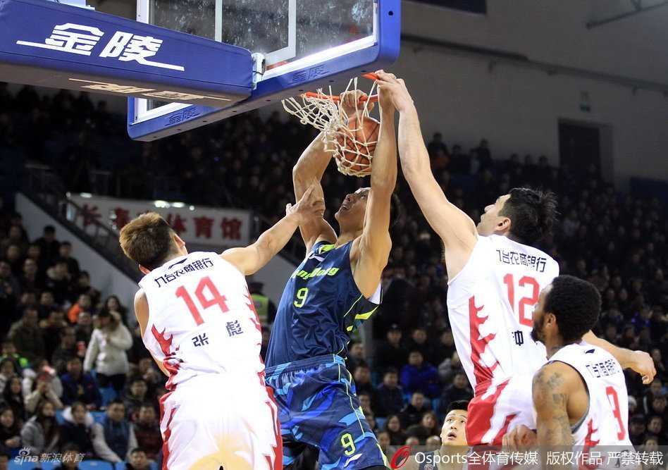 华南虎啸巅峰岁月:回看粤旅铁骑的篮下狂飙 易建联在禁区如鲲鹏展翅,单手将球狠狠砸进篮筐,对手只能望球兴叹