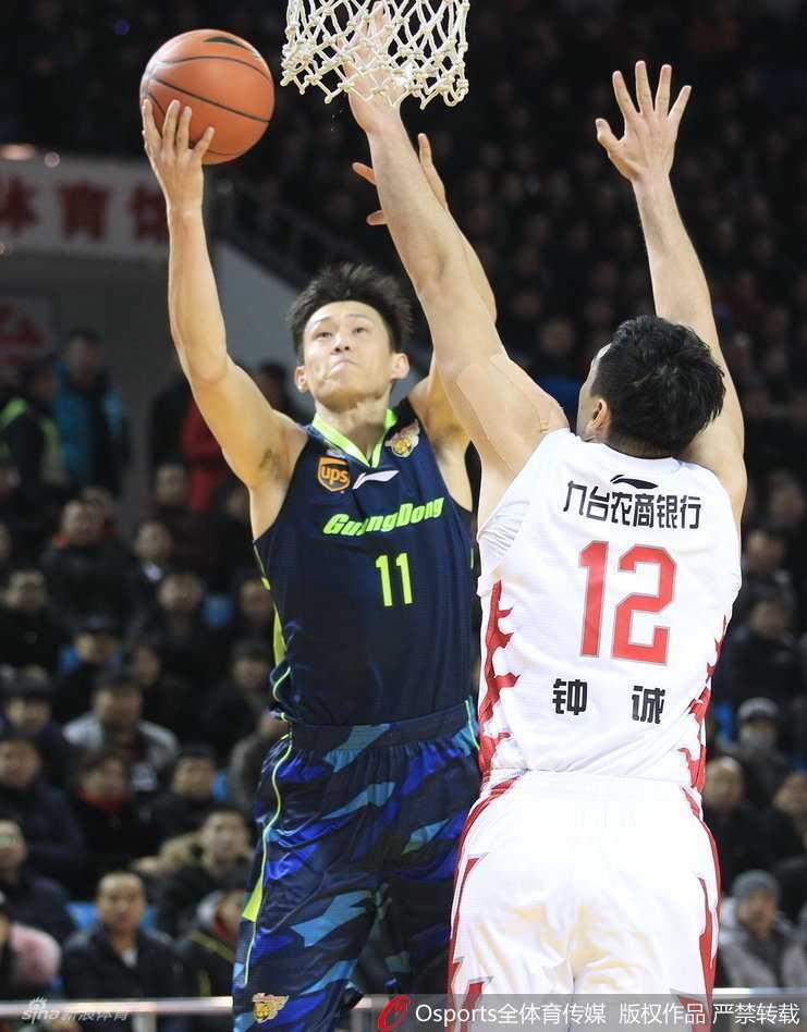 华南虎啸巅峰岁月:回看粤旅铁骑的篮下狂飙 篮下众人手臂交织,易建联与对手奋力拼抢篮板,肌肉碰撞声仿佛穿透画面