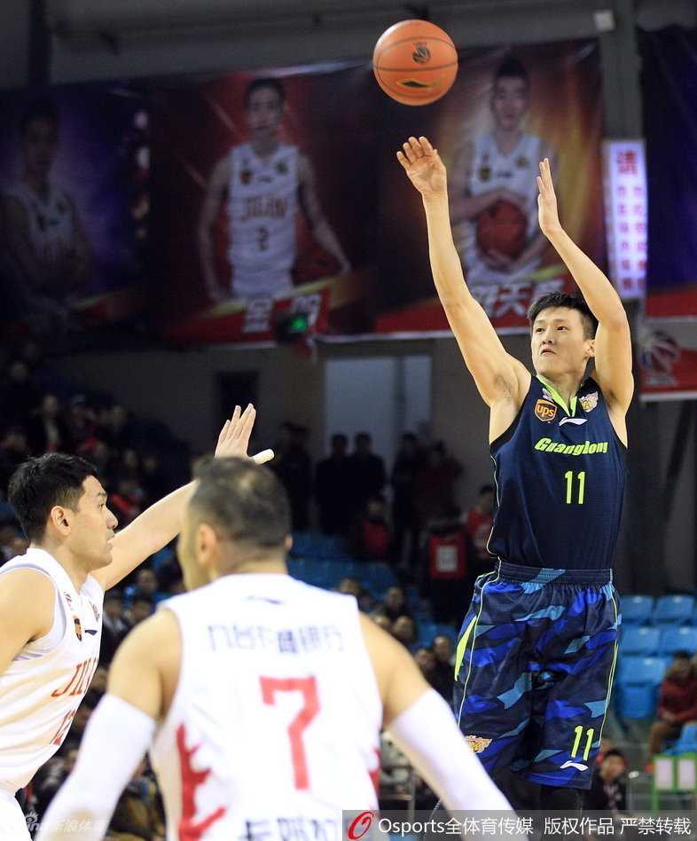 华南虎啸巅峰岁月:回看粤旅铁骑的篮下狂飙 易建联在众人头上霸气摘板,双臂张开如遮天蔽日,统治篮板球