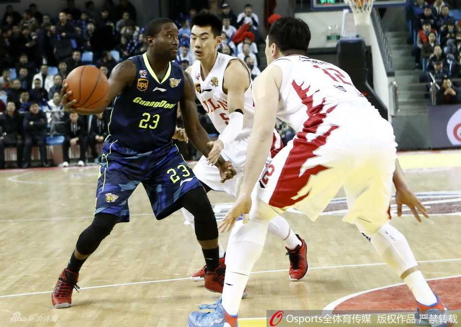 华南虎啸巅峰岁月:回看粤旅铁骑的篮下狂飙 周鹏持球强行突破上篮,身体对抗后依然保持平衡,将球稳稳送出
