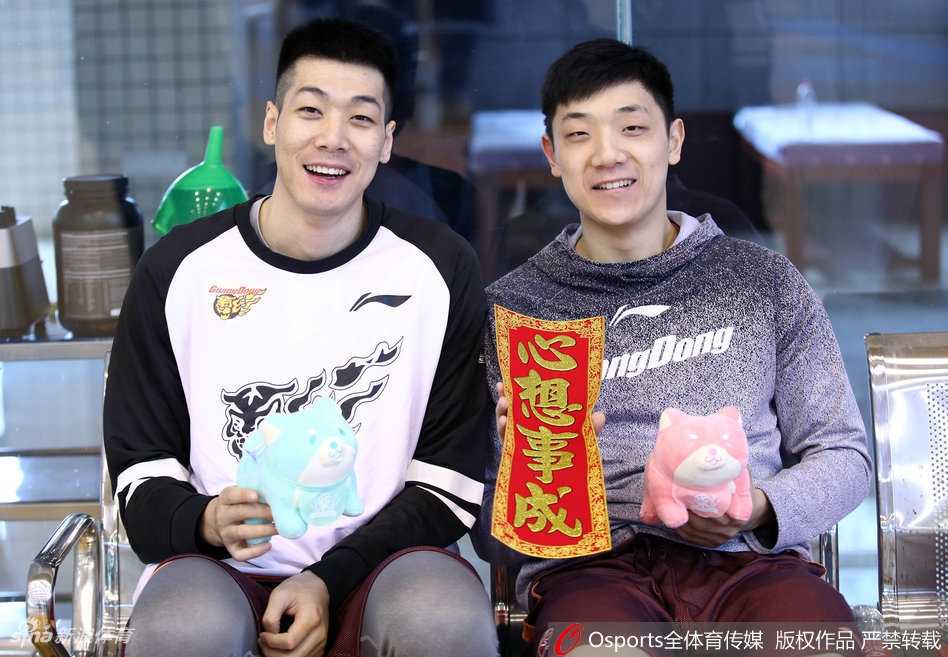 年轻队员们簇拥在两位老大哥身边，姿态轻松搞怪，将华南虎的活力与朝气展现得淋漓尽致，仿佛预示着新赛季的勃勃生机。