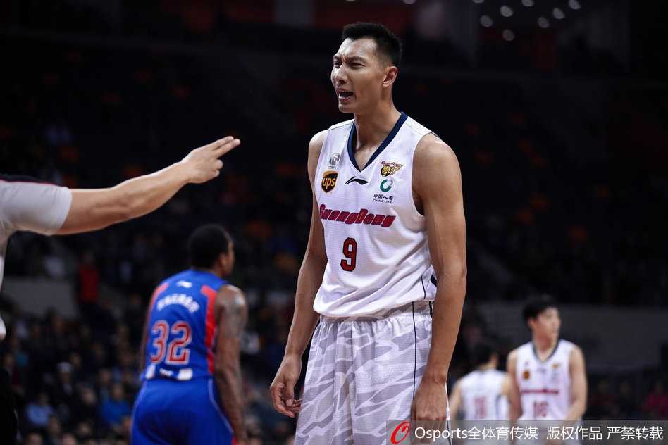 在一次激烈的篮板球争抢中，易建联落地时不慎踩到霍尔曼的脚面，表情痛苦地在队友的搀扶下离场。这一突发状况让全场球迷的心都揪了起来，也为比赛的走势增添了一丝悬念。