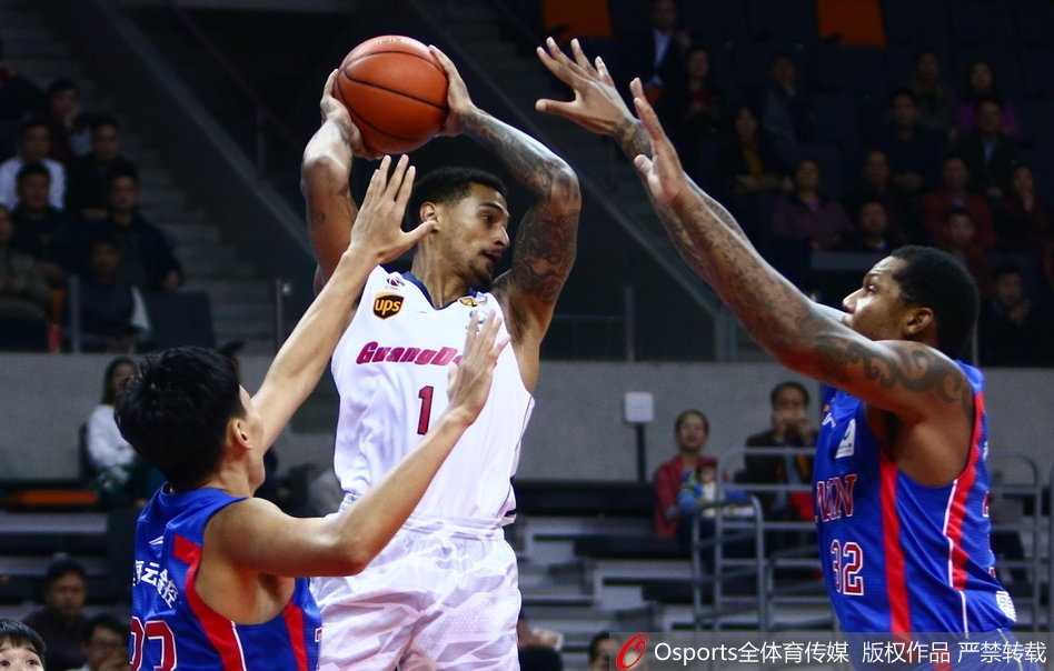 终场哨响，比分牌定格在99-91。广东队的球员们如释重负地聚拢在场上，虽然过程有些波折，但胜利终究留在了东莞。这场惊心动魄的比赛，也为球迷们留下了深刻的印象。