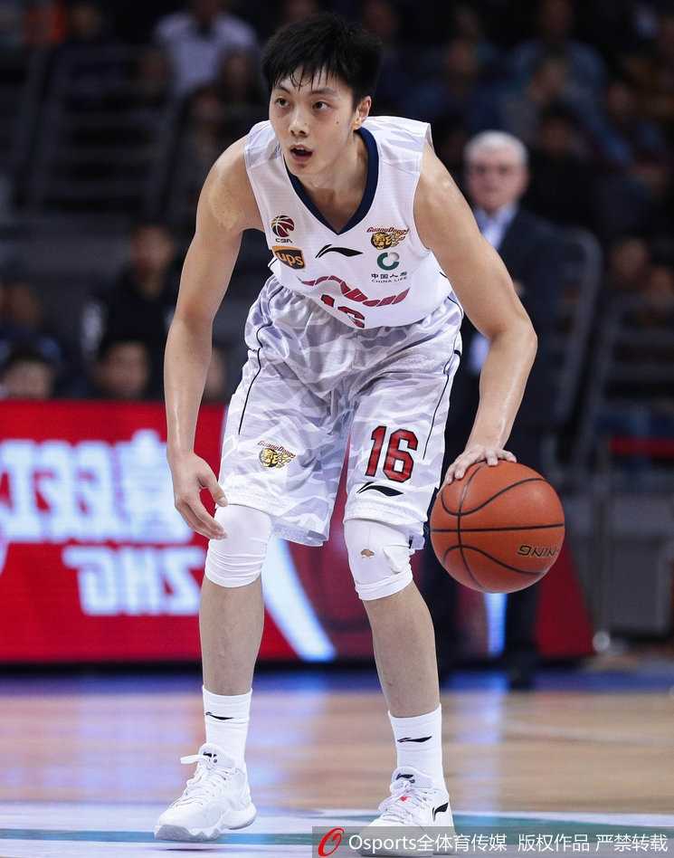 易建联在确认脚踝无碍后重新回到赛场，他高高跃起，在空中用一记势大力沉的单手补扣宣告了自己的回归，这次精彩的得分也赢得了全场观众的起立欢呼。