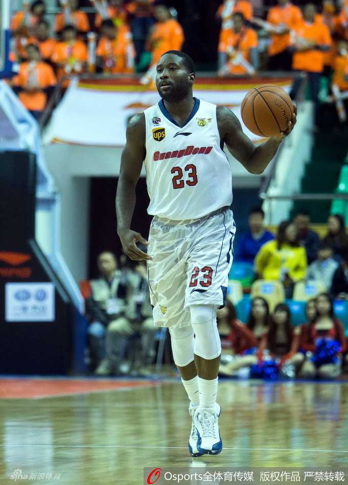 易建联在高位持球，面对周琦的贴身防守，他虚晃一枪后将球精准地传给空切篮下的队友。