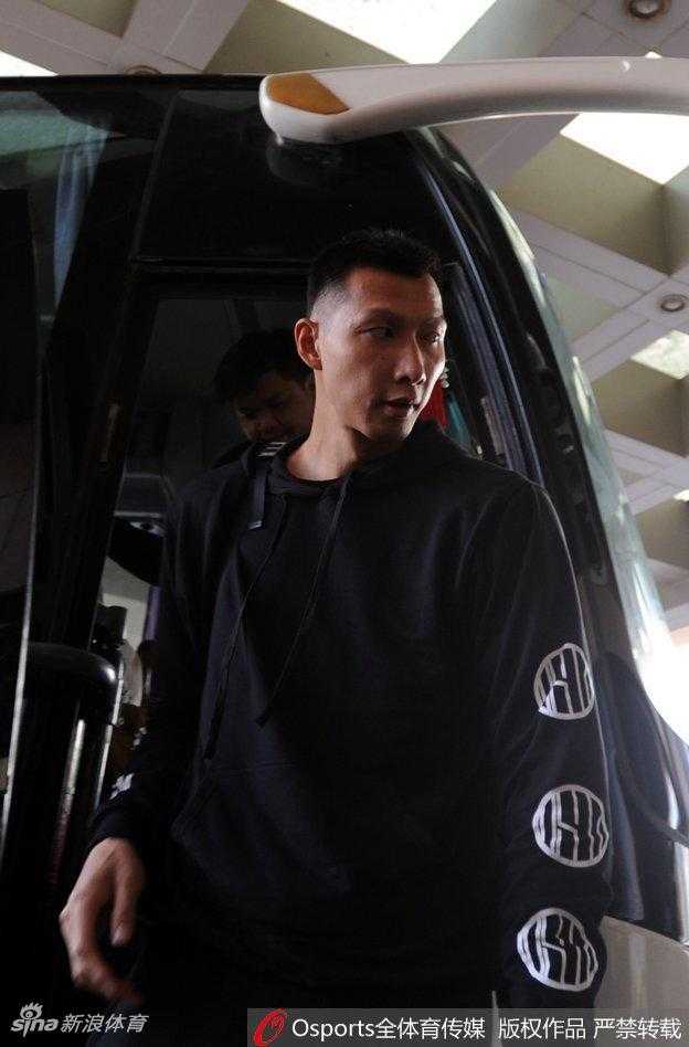 身兼数职的朱芳雨从大巴上从容走下，眉宇间透着一股久经沙场的霸气，仿佛一位运筹帷幄的将军，准备亲临前线杀敌。