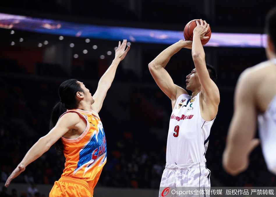 广东外援杰克逊此役迎来爆发，他高高跃起上篮，眼神中写满了坚定与自信