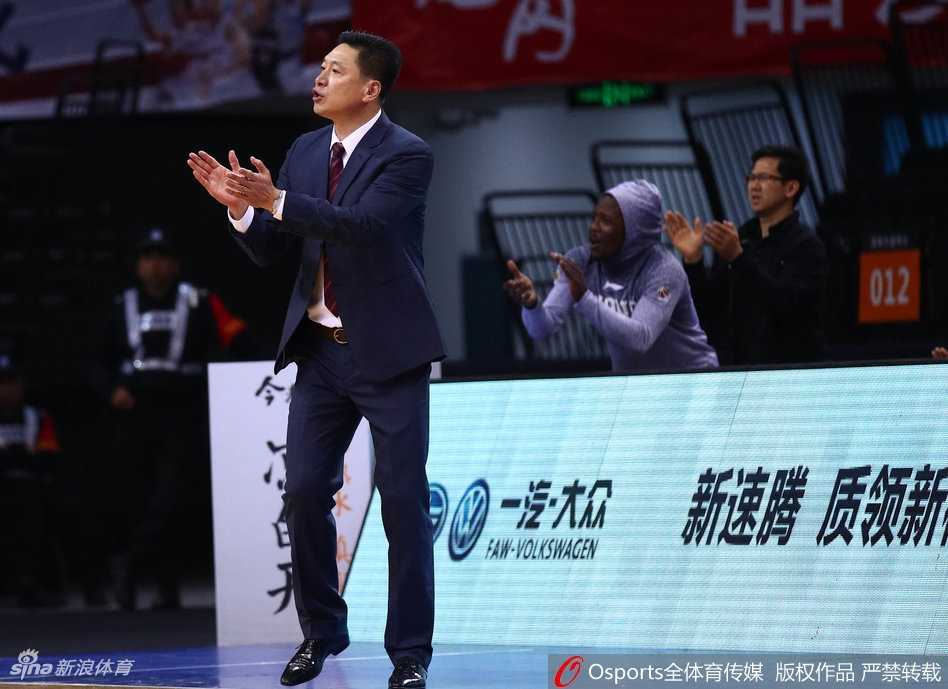 单外援广厦上演神奇逆转,深圳烈豹主场惜败领头羊 广厦球员刘铮飞身救球,不顾一切地扑向场外,这一画面完美诠释了广厦队当晚破釜沉舟的战斗精神。