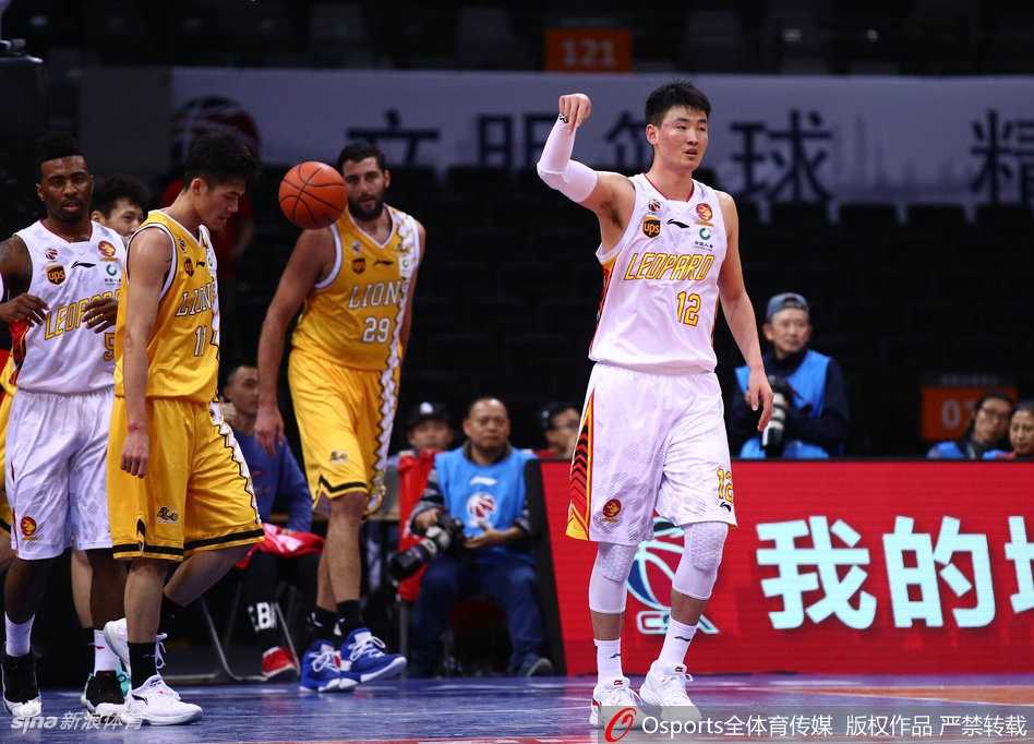 单外援广厦上演神奇逆转,深圳烈豹主场惜败领头羊 广厦老将林志杰用鬼魅般的突破撕开深圳防线,他的经验与冷静在关键时刻成为年轻队员最坚实的后盾。