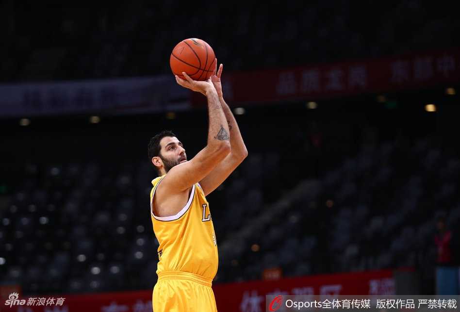 单外援广厦上演神奇逆转,深圳烈豹主场惜败领头羊 广厦外援博洛西斯在深圳内线群中高高跃起,单臂揽下关键篮板,眼神中透露着必胜的坚毅。