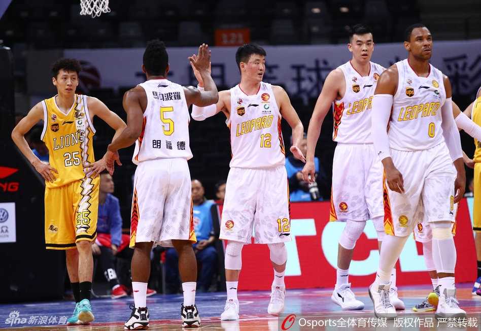 单外援广厦上演神奇逆转,深圳烈豹主场惜败领头羊 深圳外援萨林杰在广厦多人包夹下强行上篮,尽管砍下大号两双,但孤胆英雄的落寞神情难掩失利的苦涩。