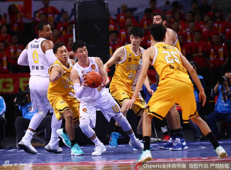 单外援广厦上演神奇逆转,深圳烈豹主场惜败领头羊 终场哨响,广厦球员们紧紧相拥庆祝这场来之不易的胜利,团队篮球的光芒在他们身上闪耀得如此夺目。