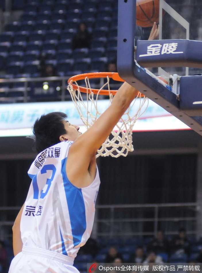 单外援激战至最后一刻,青岛双星主场憾负浙江广厦 青岛队刘书楠面对广厦队的严密防守,果断起跳出手,皮球划出美丽的弧线飞向篮筐