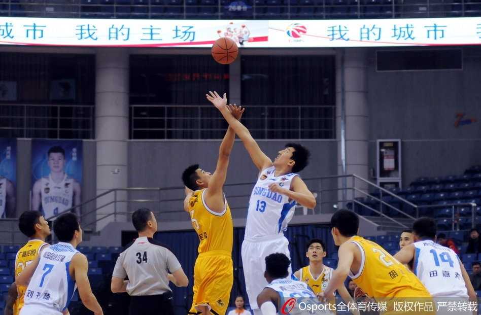 单外援激战至最后一刻,青岛双星主场憾负浙江广厦 年轻的胡金秋高举双臂,在青岛队内线群中精准地将球放入篮筐,展现出新生力量的锋芒