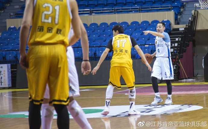 单外援肯帝亚激战常规赛冠军,常州热身虽败犹荣着眼季后赛 暂停时刻,肯帝亚主帅贝西洛维奇手持战术板,神情严峻地向球员们布置针对性的防守战术,球员们围成一圈认真聆听