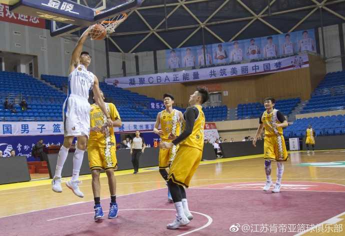 单外援肯帝亚激战常规赛冠军,常州热身虽败犹荣着眼季后赛 比赛结束后,肯帝亚全体球员聚拢在场地中央,肩并肩围成一圈互相鼓劲,汗水浸透的球衣见证着他们的努力