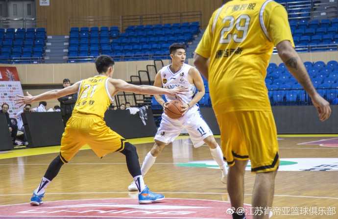 单外援肯帝亚激战常规赛冠军,常州热身虽败犹荣着眼季后赛 篮下激烈卡位,肯帝亚内线球员肌肉紧绷,用尽全力顶防广厦外援博洛西斯的背身单打,手臂肌肉线条充满力量感