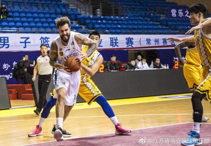单外援肯帝亚激战常规赛冠军,常州热身虽败犹荣着眼季后赛 面对广厦多人包夹,肯帝亚球员奋力跃起试图传球,眼神中透露出不甘与坚韧,场边球迷纷纷起立注视