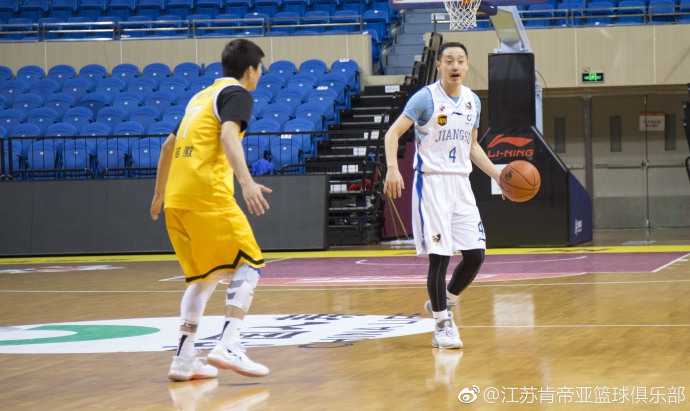 单外援肯帝亚激战常规赛冠军,常州热身虽败犹荣着眼季后赛 看台上一位小球迷高举着自制的助威标语牌,脸蛋上画着肯帝亚队徽,稚嫩的眼神中满是期待