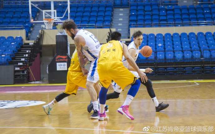 单外援肯帝亚激战常规赛冠军,常州热身虽败犹荣着眼季后赛 常州奥体中心灯火通明,肯帝亚球员在主场球迷助威声中全力协防广厦队外援,场边替补席神情专注