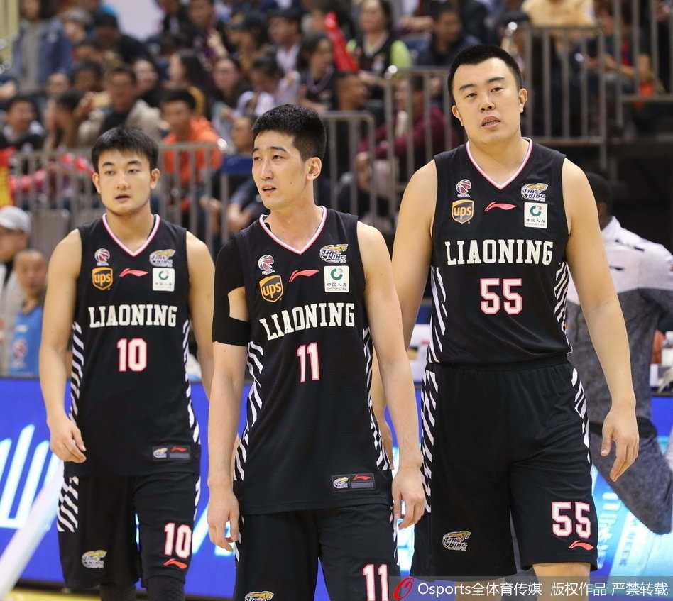 单外援肯帝亚难挡辽宁狂潮,主场三十二分惨败终结四连胜 江苏肯帝亚队大外援拉杜利察在辽宁队员的严密防守下,咬牙强行上篮,肌肉碰撞的火花仿佛要溢出屏幕。