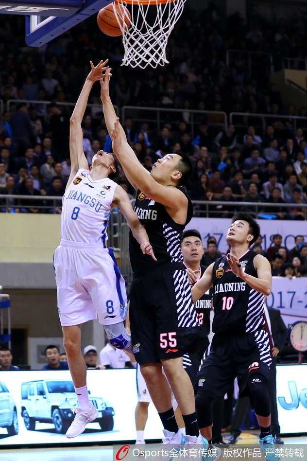 单外援肯帝亚难挡辽宁狂潮,主场三十二分惨败终结四连胜 辽宁核心郭艾伦持球强行突破,他脸上写满了专注与杀气,如一把尖刀直插江苏队禁区,防守球员只能无奈跟随。