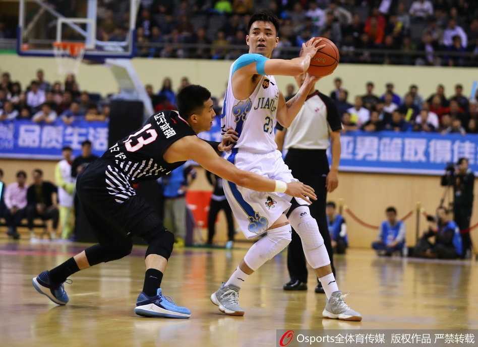 单外援肯帝亚难挡辽宁狂潮,主场三十二分惨败终结四连胜 辽宁队外援哈德森三分出手后依然保持着出手的姿势,自信地望着飞向篮筐的皮球,眼神中透露出不可阻挡的霸气。