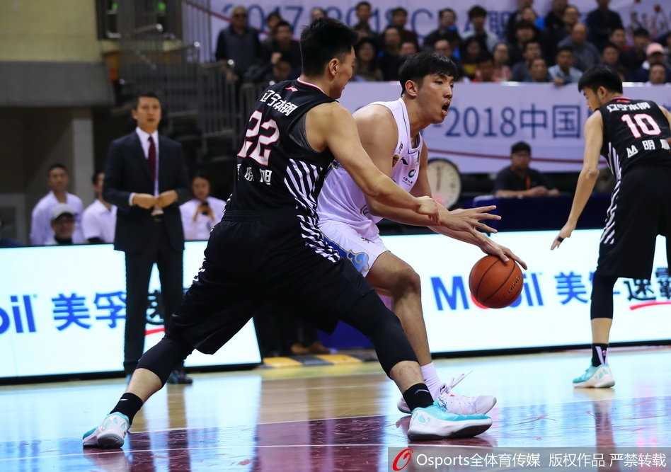 单外援肯帝亚难挡辽宁狂潮,主场三十二分惨败终结四连胜 赛后的场边,江苏肯帝亚主帅神情严峻地注视着记分牌,这场失利虽然苦涩,但也为球队未来的征程指明了需要努力的方向。