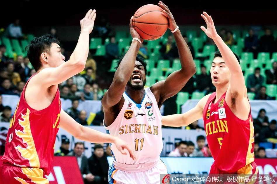 单外援苦战!富兰克林空砍五十八分 四川主场惜败吉林遭遇十一连败 四川队核心富兰克林在吉林队多人包夹下依然强行突破,眼神中充满对胜利的渴望。