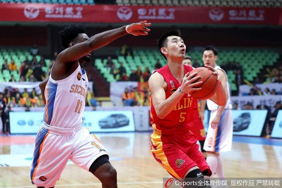 单外援苦战!富兰克林空砍五十八分 四川主场惜败吉林遭遇十一连败 吉林队韦弗面对防守球员,干拔跳投三分,篮球划过一道完美的弧线直坠网窝,瞬间浇灭了四川队反扑的气焰。