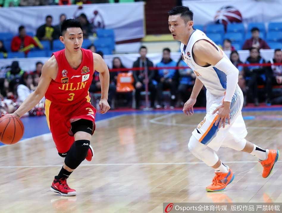 单外援苦战!富兰克林空砍五十八分 四川主场惜败吉林遭遇十一连败 四川队小将黄荣奇在末节关键时刻快攻上篮,他灵巧地躲过防守,为球队续命,眼神中写满了无所畏惧。