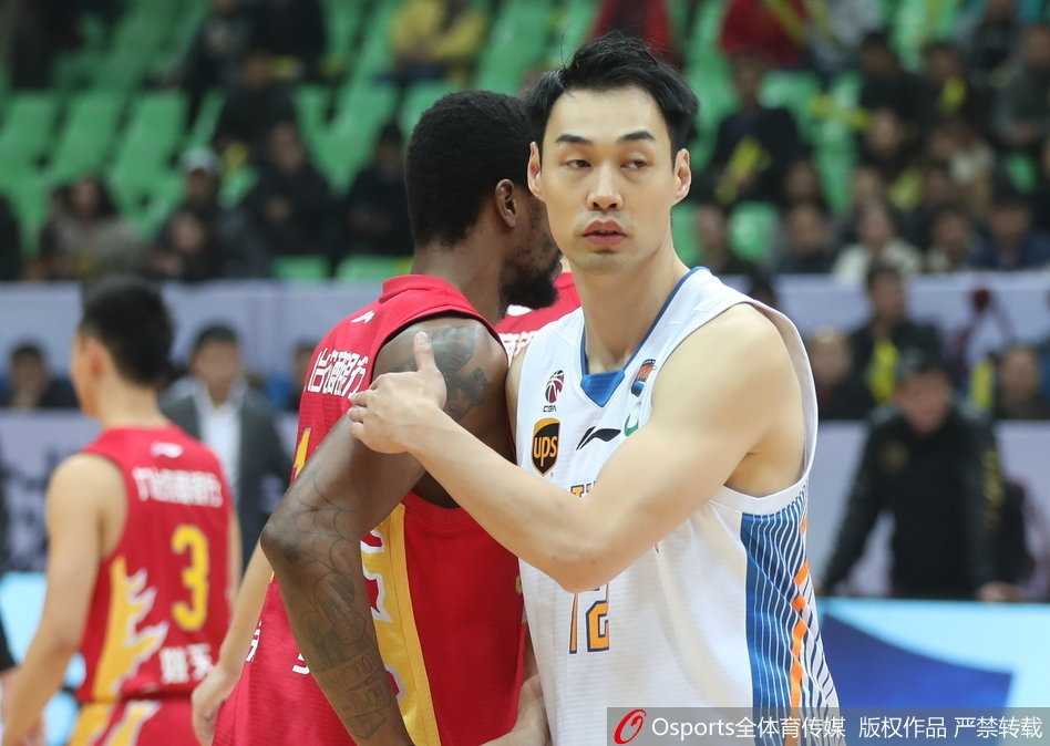 单外援苦战!富兰克林空砍五十八分 四川主场惜败吉林遭遇十一连败 吉林队外援兰德里高高跃起,在四川队内线头上完成一记势大力沉的单手劈扣,展现了昔日火箭球员的风采。