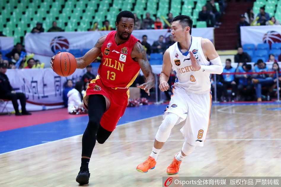 单外援苦战!富兰克林空砍五十八分 四川主场惜败吉林遭遇十一连败 富兰克林与韦弗在比赛中对位,两人肌肉紧绷,互不相让,空气中弥漫着顶级得分手对决的火药味。