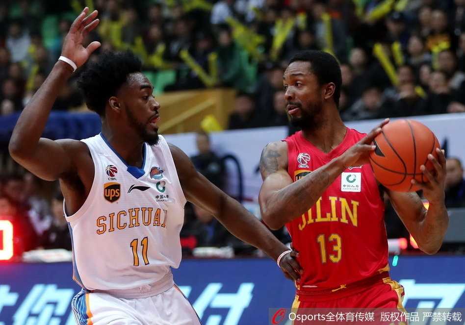 单外援苦战!富兰克林空砍五十八分 四川主场惜败吉林遭遇十一连败 吉林队球员高诗岩组织进攻,他沉着冷静地指挥队友跑位,面对老将刘炜的防守毫不怯场,尽显大将之风。