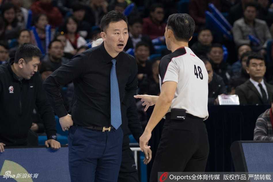 帕戈在高速运球推进中，眼神如鹰隼般锐利，他在浙江队三人围堵的缝隙中寻找传球或得分的致命机会