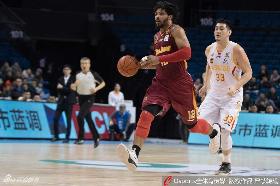 郭一飞底角三分线外手起刀落，篮球划过一道完美的弧线直钻网窝，他振臂高呼与队友激情庆祝