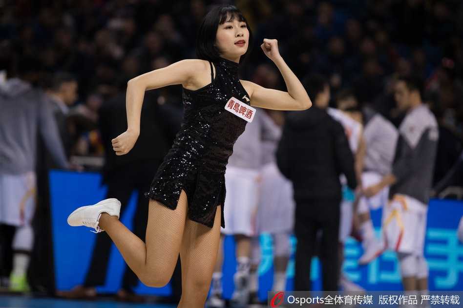 南京同曦加时苦战燃爆青奥,篮球宝贝热舞绽放赛场万种风情 篮球宝贝们随着劲爆的音乐整齐地挥动手臂,她们脸上洋溢着灿烂的笑容,仿佛冬日里的暖阳,瞬间驱散了看台上的寒意。