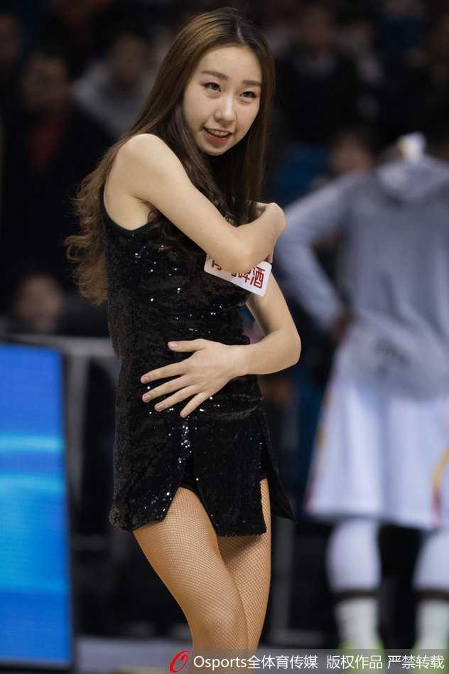 南京同曦加时苦战燃爆青奥,篮球宝贝热舞绽放赛场万种风情 领舞的宝贝眼神专注而深邃,她伸展着修长的手臂,高挑的身材在灯光下显得格外引人注目,每一个姿态都散发着迷人的魅力。