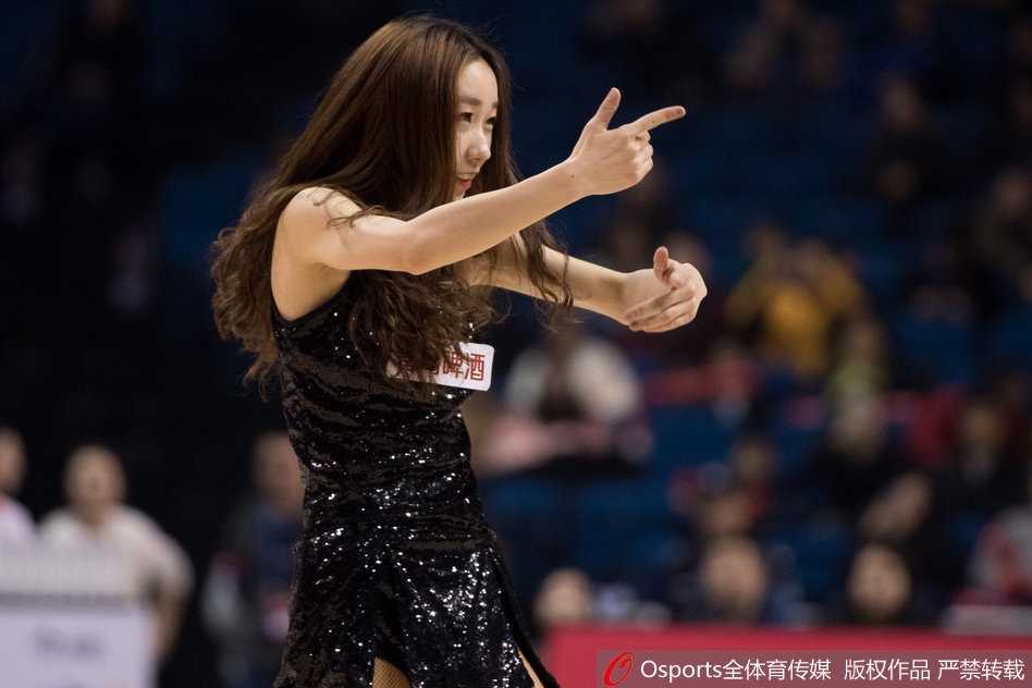 南京同曦加时苦战燃爆青奥,篮球宝贝热舞绽放赛场万种风情 在节奏感强烈的旋律中,宝贝们扭动腰肢尽情舞动,飘逸的发丝和动感的服装流苏定格在空气中,充满了青春的活力与张扬。